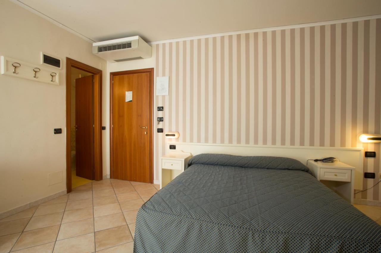 Hotel Villa Serena Кастелламмаре-ди-Стабия Экстерьер фото