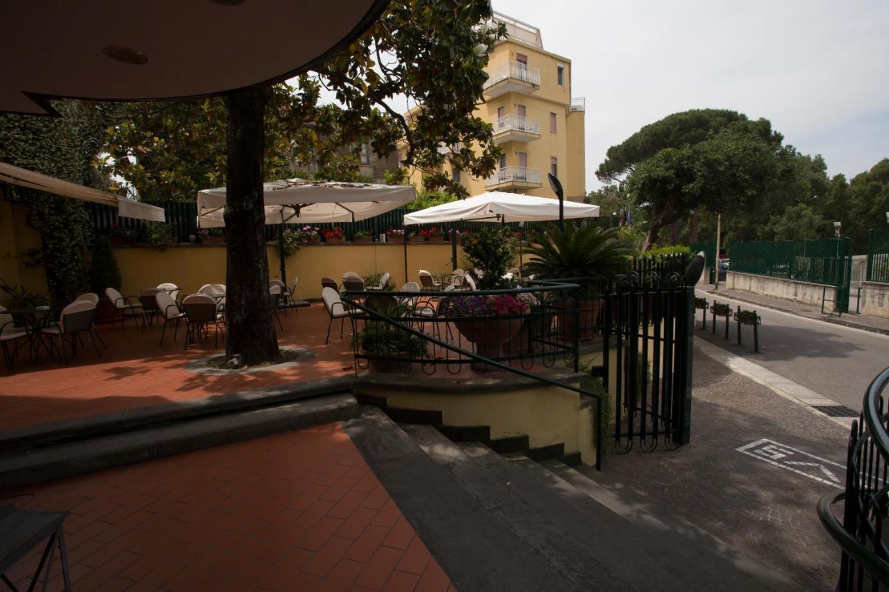 Hotel Villa Serena Кастелламмаре-ди-Стабия Экстерьер фото