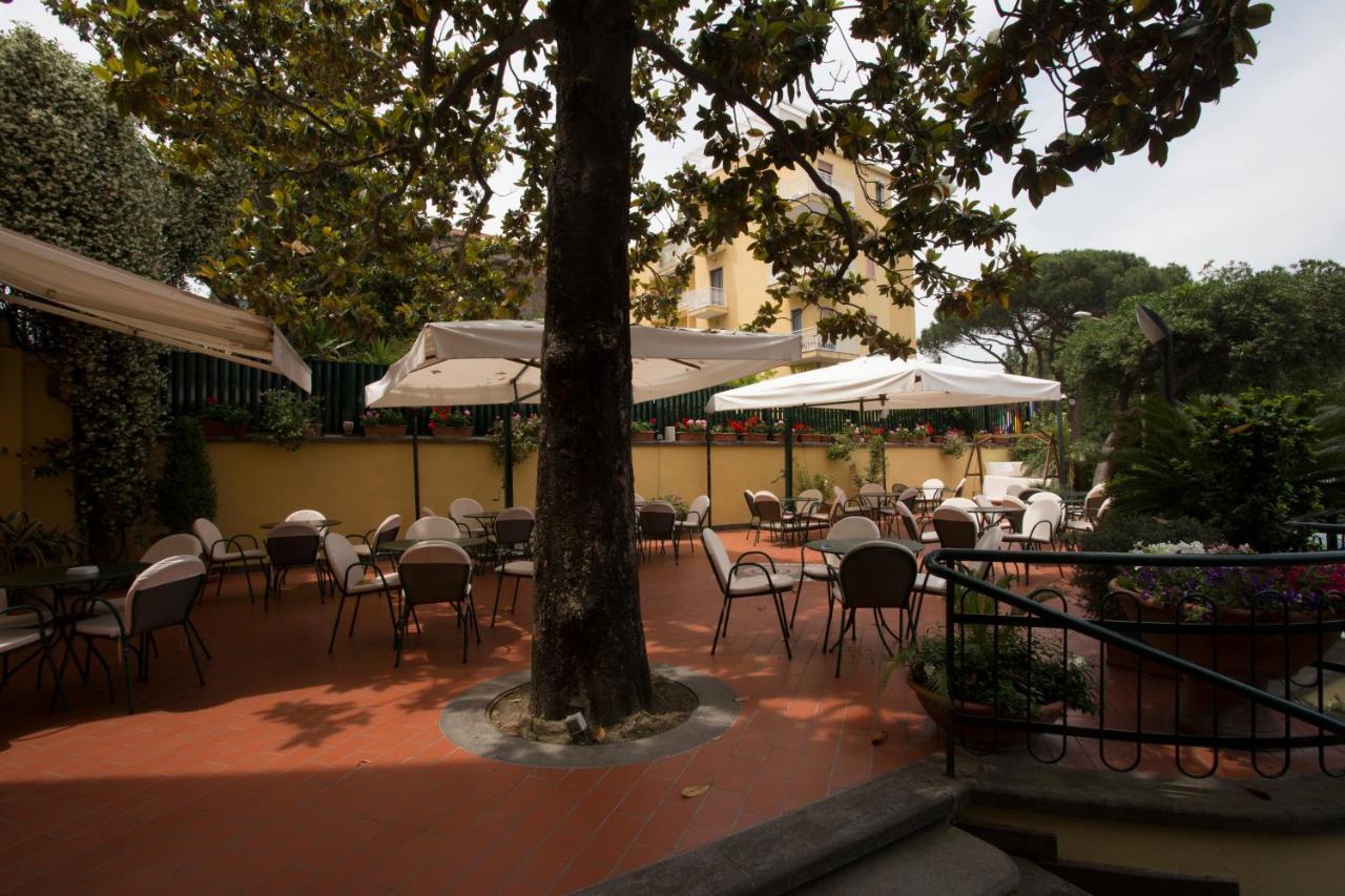 Hotel Villa Serena Кастелламмаре-ди-Стабия Экстерьер фото