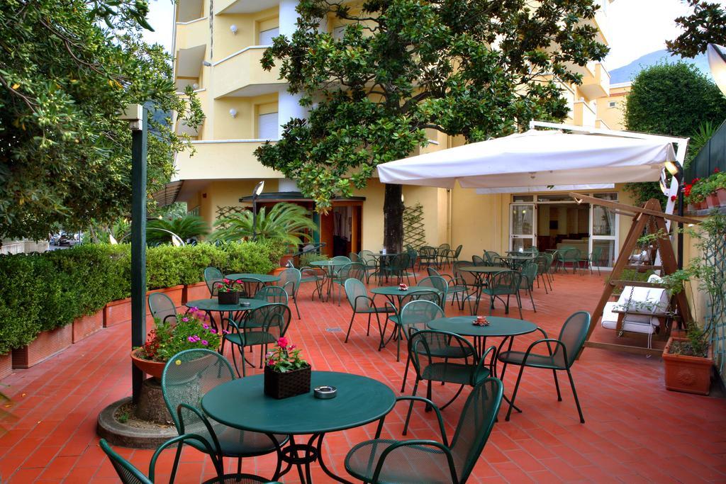 Hotel Villa Serena Кастелламмаре-ди-Стабия Экстерьер фото